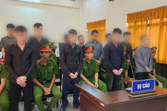 12 thanh niên hành xử theo kiểu giang hồ lĩnh án