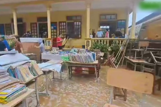 Trường học tại Nghệ An ngập bùn đất sau lũ