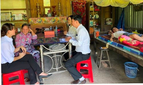 Thăm hỏi gia đình cán bộ Toà án có hoàn cảnh khó khăn