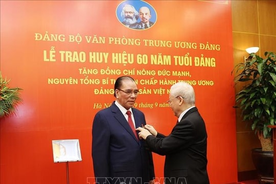 Trao Huy hiệu 60 năm tuổi Đảng tặng nguyên Tổng Bí thư Nông Đức Mạnh