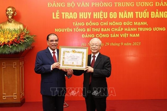 Trao Huy hiệu 60 năm tuổi Đảng tặng nguyên Tổng Bí thư Nông Đức Mạnh
