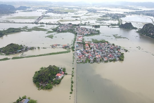Ninh Bình: Mưa lớn kéo dài, nhiều nhà cửa ngập chìm trong nước
