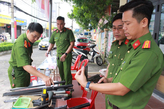 Thu gom nhiều mã tấu, súng hơi, đạn... từ người dân