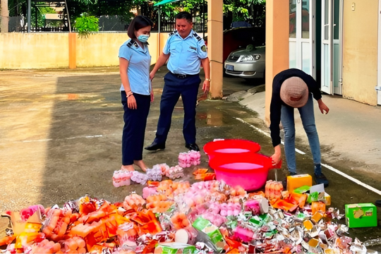 Tiêu hủy gần 3.800 sản phẩm bánh kẹo nhập lậu