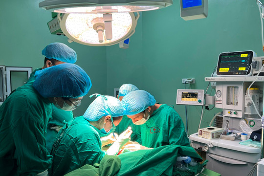 Phẫu thuật thành công nối bàn tay cho bệnh nhi 18 tháng tuổi