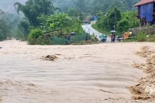 Tắm gần đập tràn, một học sinh bị nước cuốn trôi