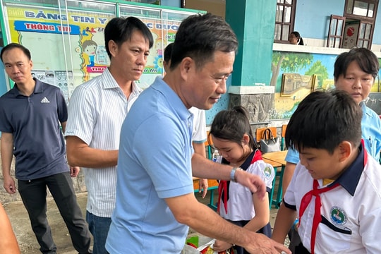 Chánh án TAND TP.HCM Lê Thanh Phong thăm và tặng quà trẻ em xã đảo Thạnh An