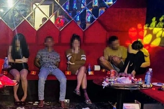 Nhóm nam, nữ thanh niên mang ma túy đến quán karaoke để "bay lắc"