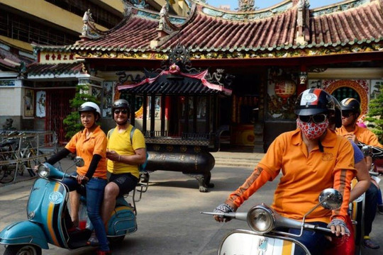 Báo nước ngoài ấn tượng đặc biệt với tour khám phá thành phố Hồ Chí Minh bằng xe Vespa cổ