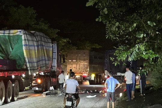 Xe máy đấu đầu ô tô, 2 thanh thiếu niên tử vong trong đêm Trung thu