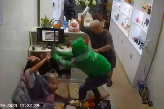 Bịt mặt xông vào nhà chém người dân tại Thủ đô