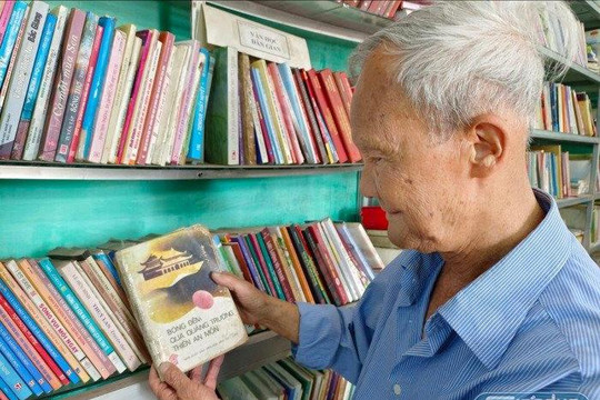 Người đi "xin" sách ở tuổi 90