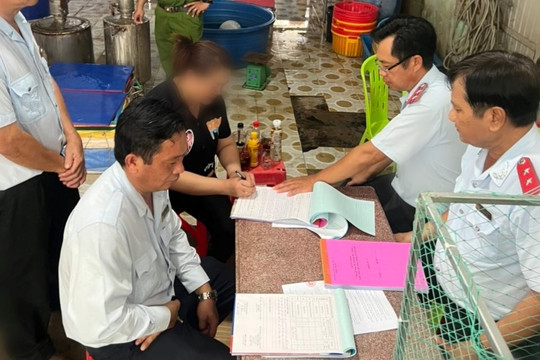 Bắt quả tang cơ sở kinh doanh mua bán tôm nguyên liệu bơm tạp chất