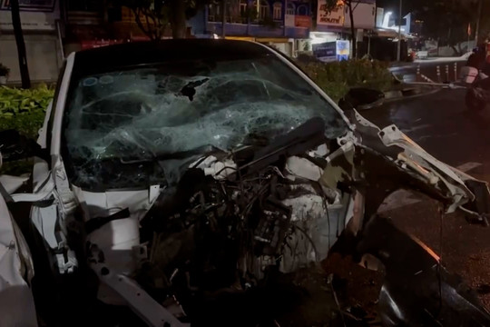 Tai nạn gần cầu Sài Gòn, đôi nam nữ kẹt trong chiếc ô tô biến dạng