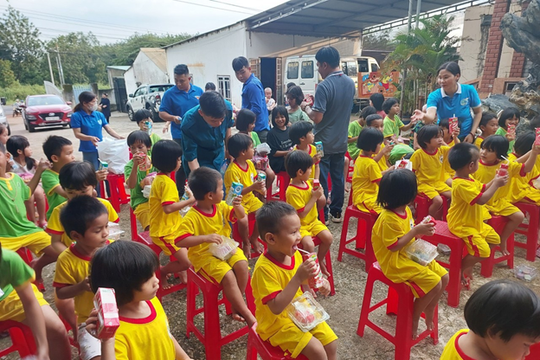 Sữa Cô Gái Hà Lan thắp sáng niềm vui Tết Trung thu cho trẻ em Bình Dương