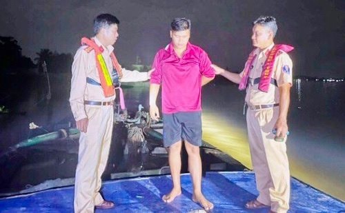 Bắt quả tang đối tượng khai thác cát trái phép