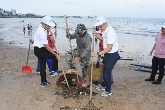 Bà Rịa - Vũng Tàu: Có hơn 1.000 người dân và chiến sỹ cùng chính quyền ra quân làm sạch biển 