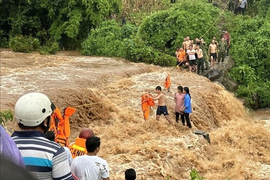 Giải cứu thành công nhiều em nhỏ bị mắc kẹt giữa dòng thác chảy xiết