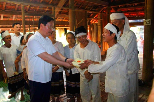 Chủ tịch UBND tỉnh Nghệ An thăm hỏi, động viên nhân dân vùng lũ