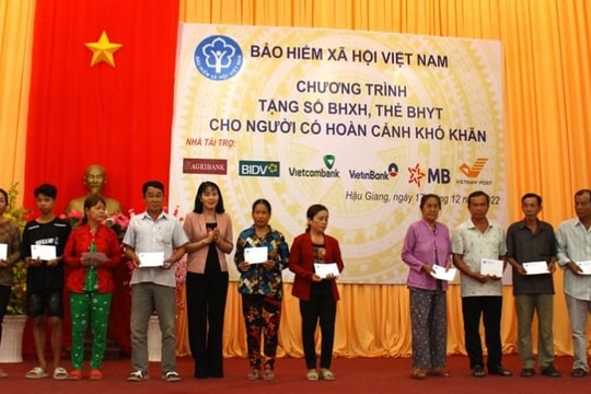 Người dân có hoàn cảnh khó khăn tại tỉnh Nghệ An, Hậu Giang và Kon Tum vui mừng đón nhận sổ BHXH, thẻ BHYT