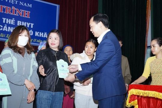 Lào Cai: Đầm ấm Chương trình tặng sổ BHXH, thẻ BHYT