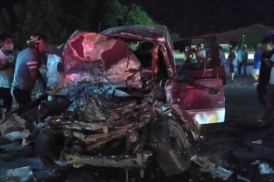 Va chạm xe khách, tài xế xe con tử vong tại chỗ