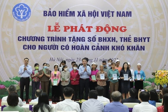 Sự động viên về tinh thần vô cùng to lớn từ cuốn sổ BHXH, tấm thẻ BHYT được trao