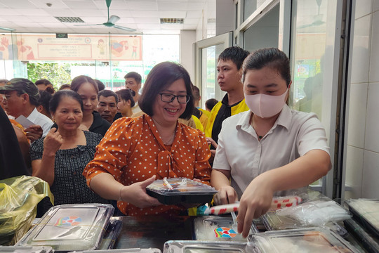Ấm lòng những suất cơm trao cho người bệnh có hoàn cảnh khó khăn
