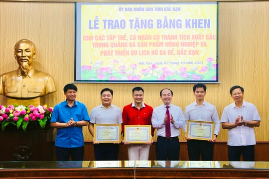 Hai nghệ sĩ Xuân Bắc và Tự Long nhận bằng khen Chủ tịch UBND tỉnh Bắc Kạn