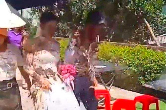 Cô dâu, chú rể bị tạt chất bẩn vào ngày cưới