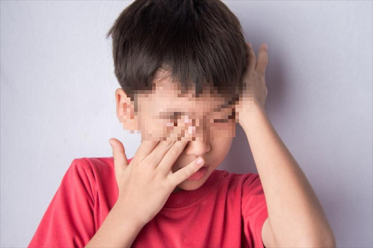 Bé trai hỏng một mắt vì nhỏ sữa mẹ chữa viêm mắt