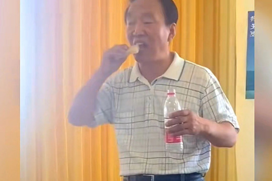 Ăn xà phòng để chứng minh nó an toàn