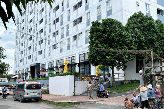 Chuẩn bị đi khám bệnh, nam sinh bất ngờ rơi từ tầng 14 chung cư