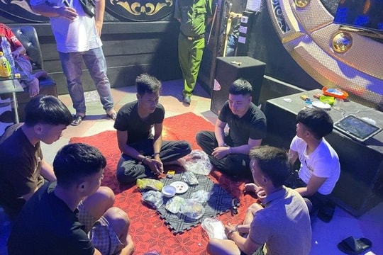 Nhóm người thuê phòng karaoke để đánh bạc