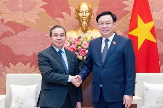 Chủ tịch Quốc hội Vương Đình Huệ tiếp Đại sứ Lào tại Việt Nam