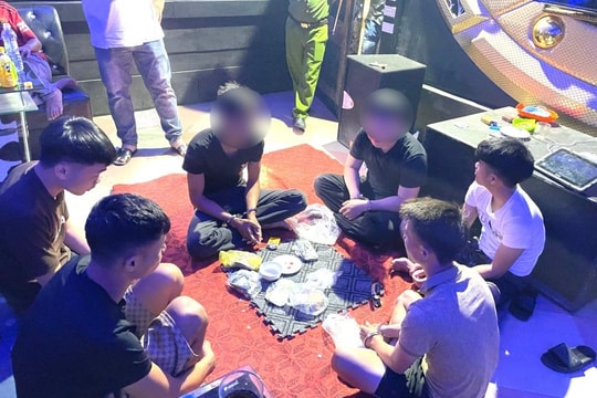 Nhóm đối tượng chơi xóc đĩa trong quán karaoke