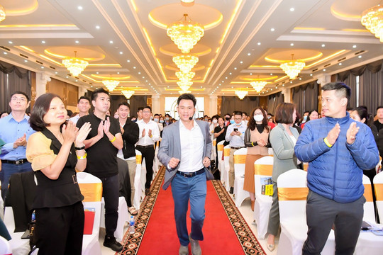 Hàng loạt học viên tố “chuyên gia” dạy làm giàu Trần Thanh Hà