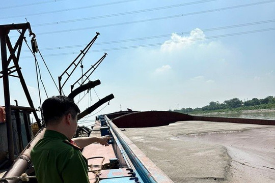 Bắt quả tang tàu khai thác trái phép 450 m3 cát trên sông Hồng