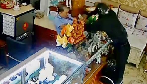 Người dân khống chế bắt kẻ cướp tiệm vàng