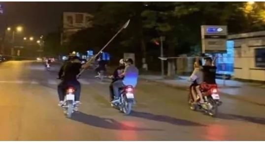 Truy nã thanh niên mang phóng lợn "diễu phố" Hà Nội