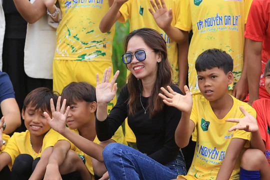 Cô gái gieo ước mơ bóng đá cho trẻ em vùng cao
