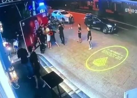 Nam thanh niên bị đâm tử vong khi đứng chụp ảnh