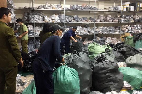 Hà Nội: Tạm giữ trên 4.000 đôi giày dép trị giá gần 1 tỷ đồng có dấu hiệu giả mạo