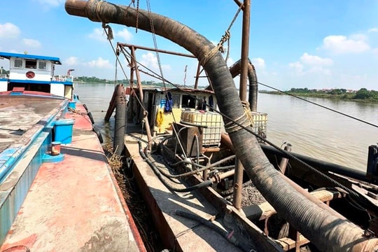 Tàu không số hút trộm cát trên sông Hồng