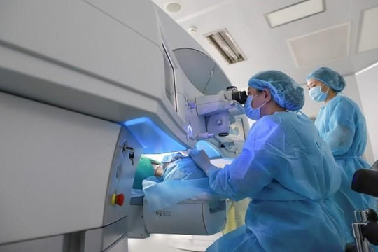 Ngã xe đạp điện, người đàn ông bị rơi thủy tinh thể