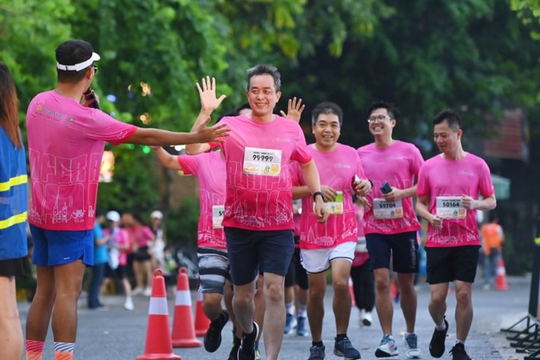 Hà Nội: Sôi nổi giải chạy bộ và bơi chải thuyền rồng