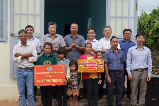 TAND hai cấp tỉnh Đắk Nông trao nhà tình thương cho gia đình khó khăn