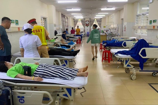 Xe khách va chạm xe tải, 13 người thương vong