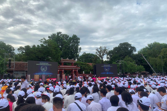 Ấn tượng hàng nghìn người cổ vũ cho “nhà leo núi” tại Thừa Thiên Huế