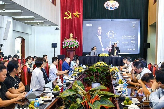 Kenny G biểu diễn ở Việt Nam trong dự án âm nhạc quốc tế do Báo Nhân Dân khởi xướng